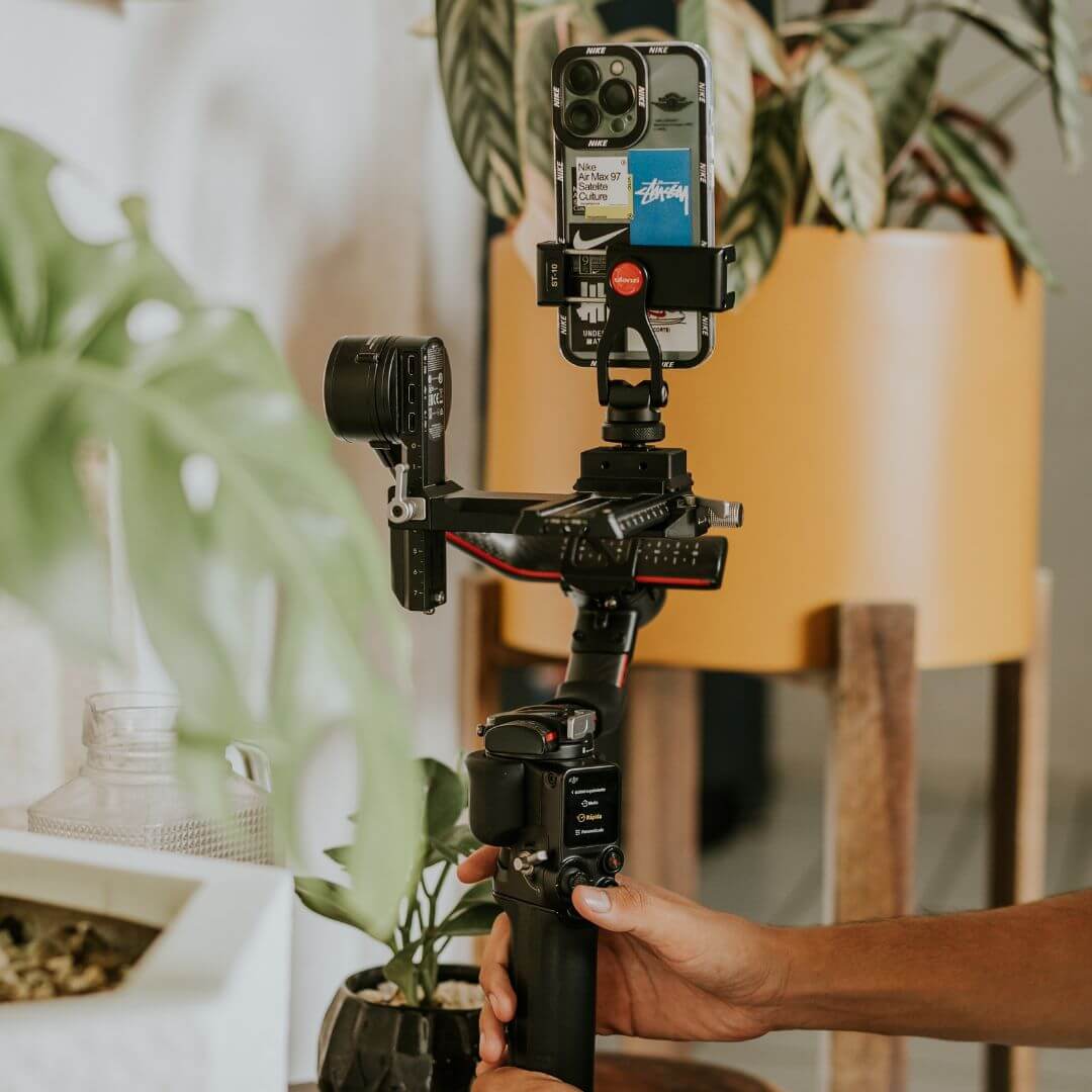 difference between 2 axis and 3 axis gimbal for vertical video