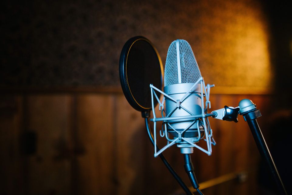 7 Best Microphone Shock Mounts For Podcasters In 2023 (Buyers Guide)